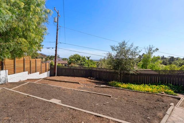 10409 Grandview Dr, La Mesa, CA 91941