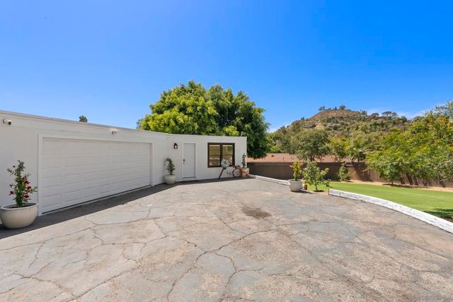 10409 Grandview Dr, La Mesa, CA 91941