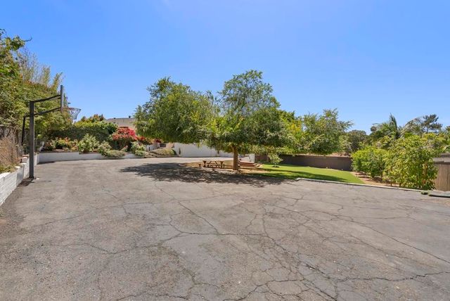 10409 Grandview Dr, La Mesa, CA 91941