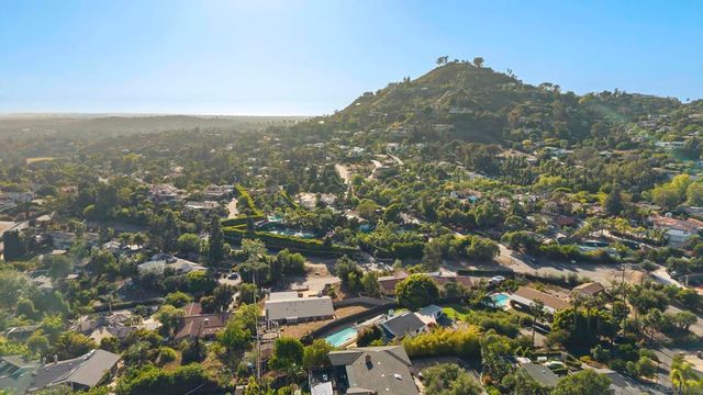 10409 Grandview Dr, La Mesa, CA 91941
