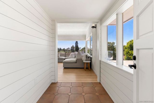 10409 Grandview Dr, La Mesa, CA 91941