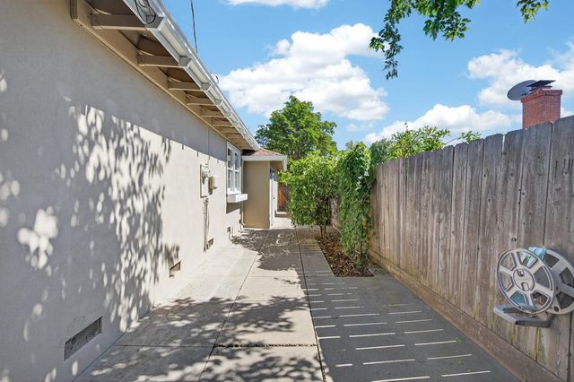 7511 Oakcreek Dr, Stockton, CA 95207