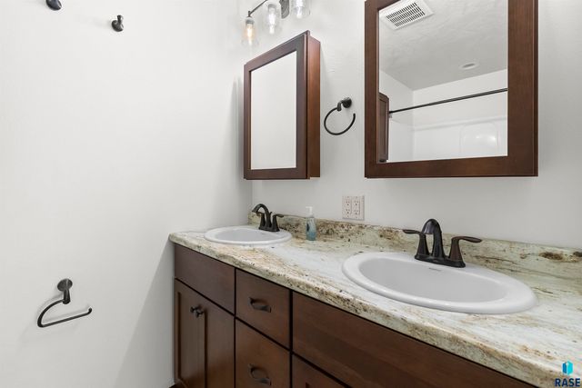 2505 S Kinderhook Ave Avenue, Sioux Falls, SD 57106