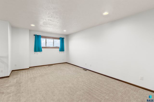 2505 S Kinderhook Ave Avenue, Sioux Falls, SD 57106