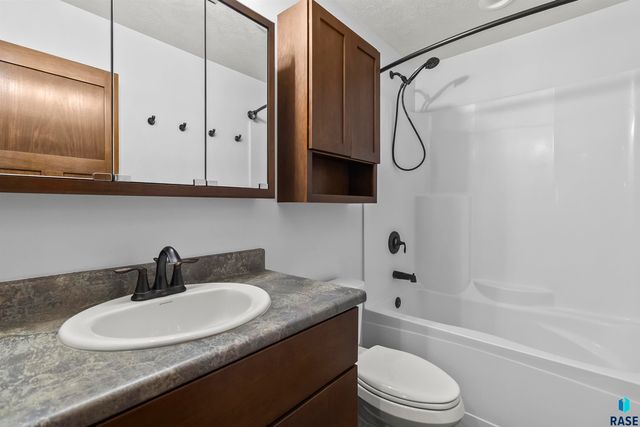 2505 S Kinderhook Ave Avenue, Sioux Falls, SD 57106