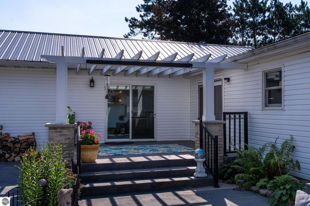 5806 W Weidman Road, Weidman, MI 48893