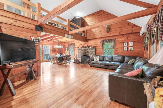 42 Browning Road, Hyde Park, NY 12538
