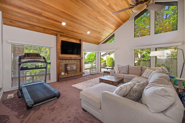 1271 Red Dog Ln, Auburn, CA 95603