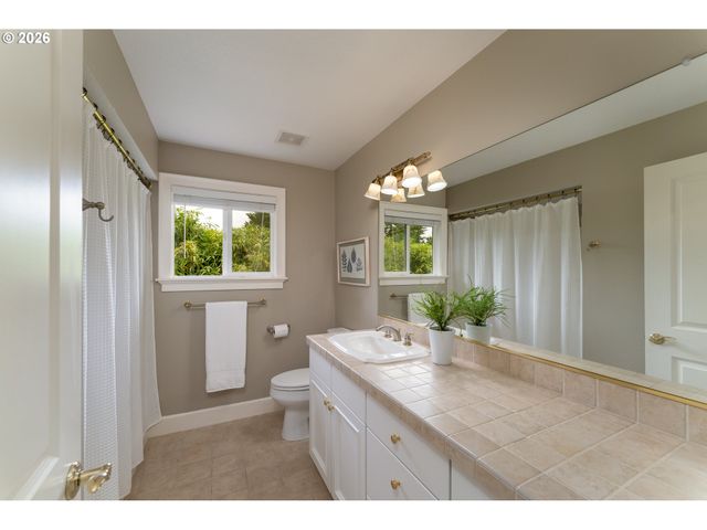 10151 Sw LANCASTER Rd, Portland, OR 97219