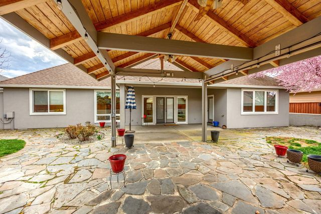 875 St Andrews Way, Eagle Point, OR 97524