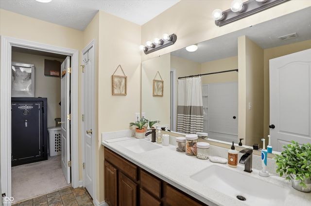 990 Youngs Creek Drive, Franklin, IN 46131
