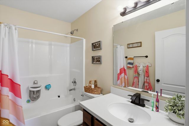 990 Youngs Creek Drive, Franklin, IN 46131