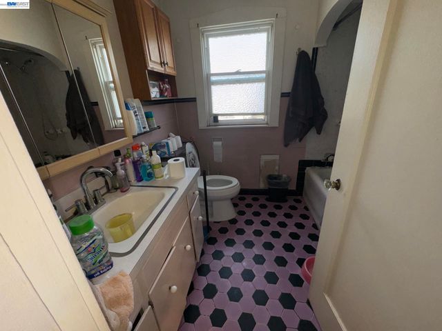 20940 Montgomery Ave, Hayward, CA 94541
