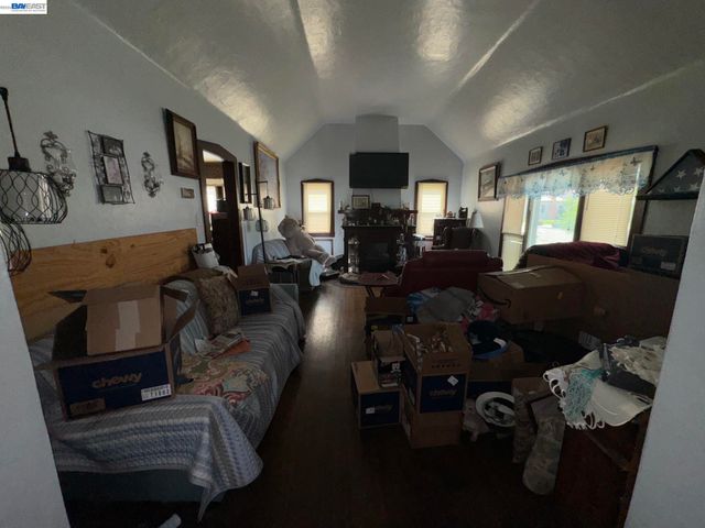 20940 Montgomery Ave, Hayward, CA 94541
