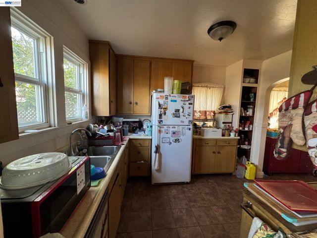 20940 Montgomery Ave, Hayward, CA 94541