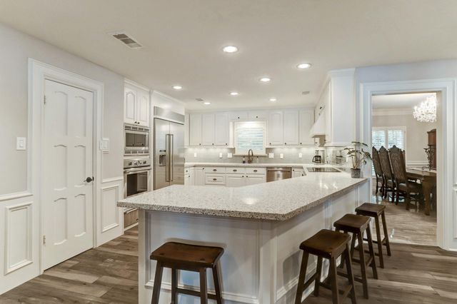 14 Shorelake Drive, Kingwood, TX 77339