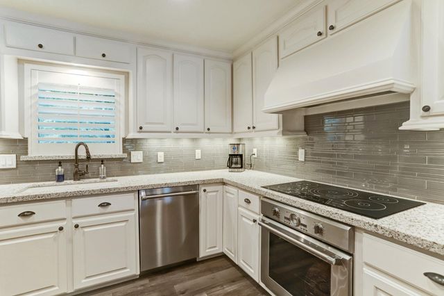 14 Shorelake Drive, Kingwood, TX 77339