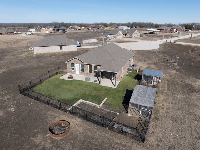315 Delatorre Street, Trenton, TX 75490