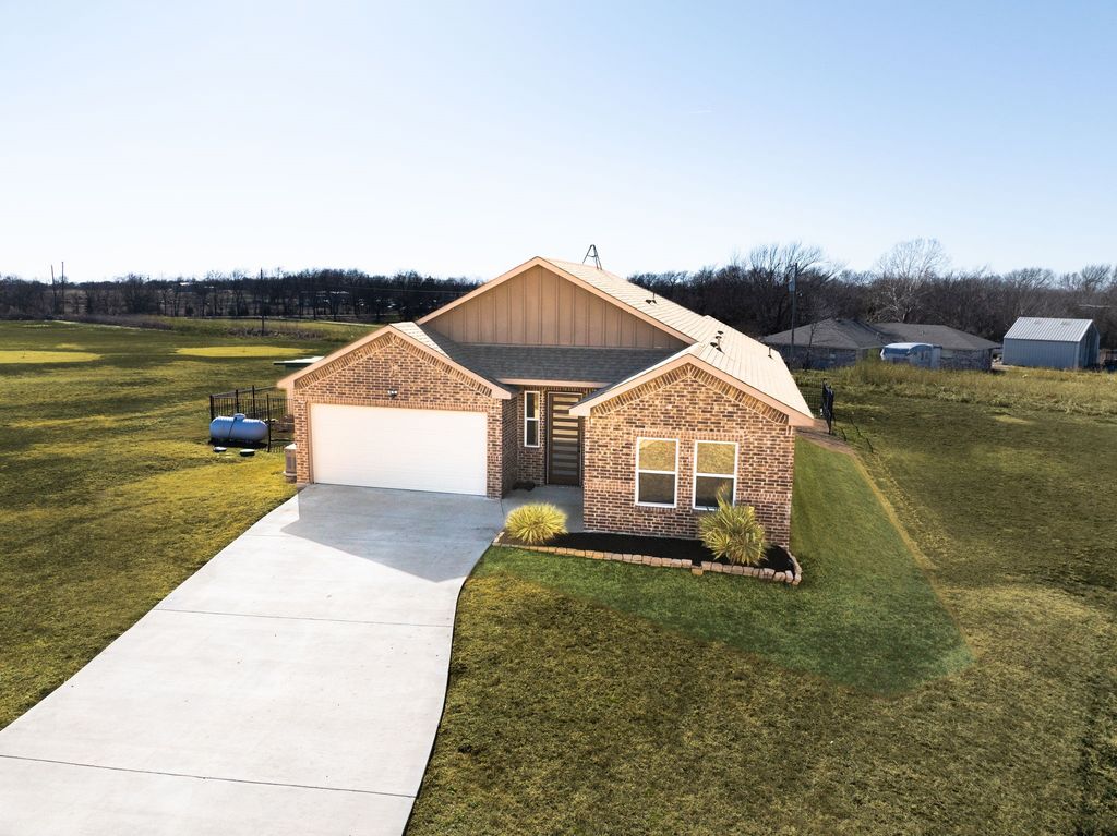 315 Delatorre Street, Trenton, TX 75490