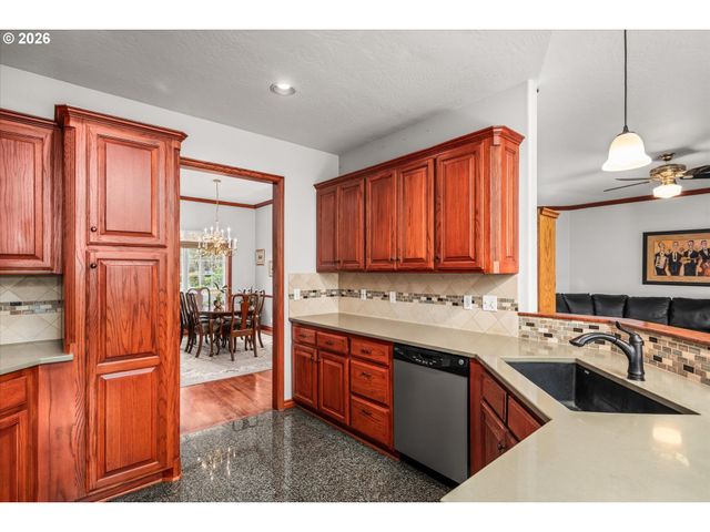 1424 WIMBLEDON Pl, Springfield, OR 97477