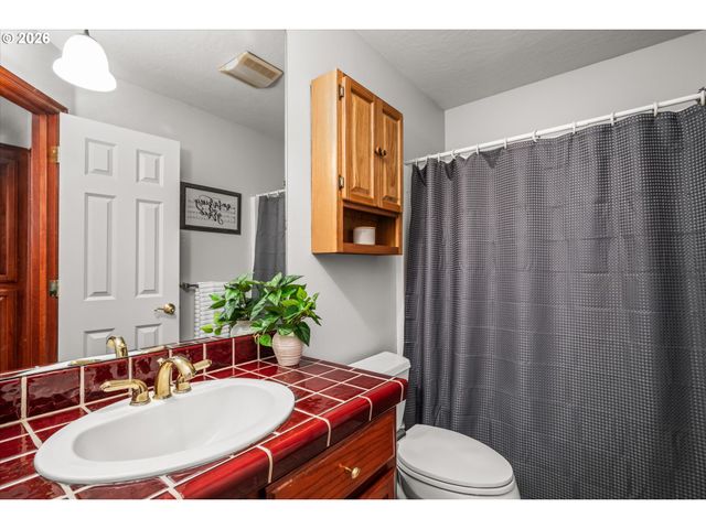 1424 WIMBLEDON Pl, Springfield, OR 97477