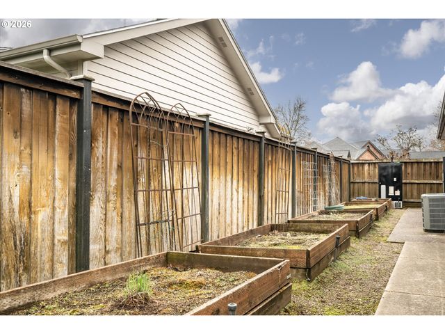 1424 WIMBLEDON Pl, Springfield, OR 97477