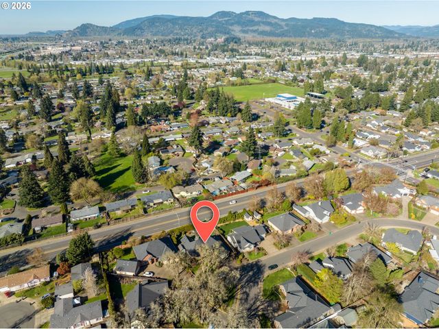 1424 WIMBLEDON Pl, Springfield, OR 97477