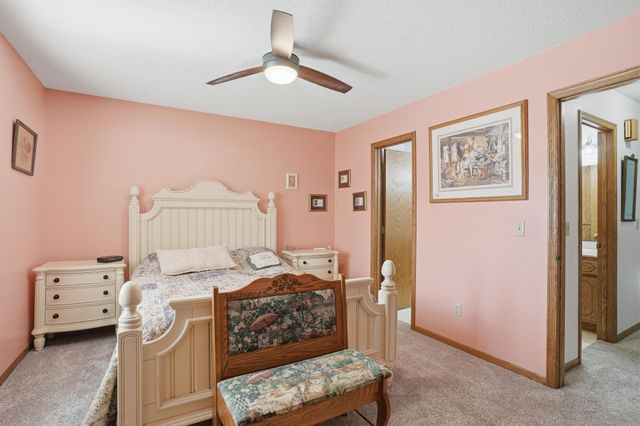 7230 38th Street N, Oakdale, MN 55128