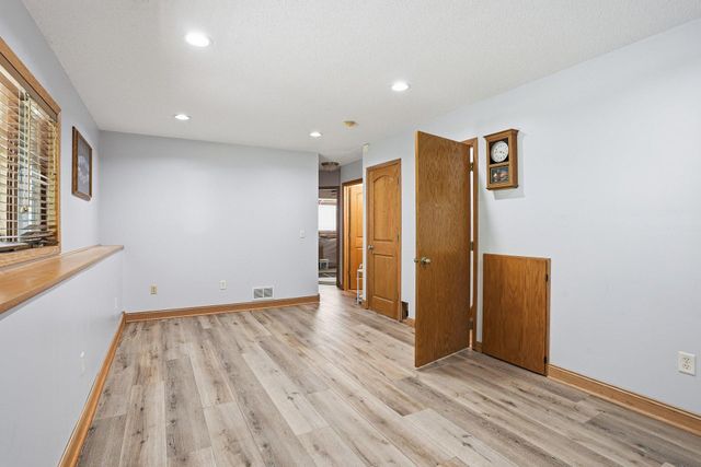 7230 38th Street N, Oakdale, MN 55128