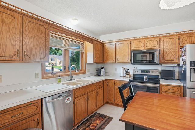 7230 38th Street N, Oakdale, MN 55128