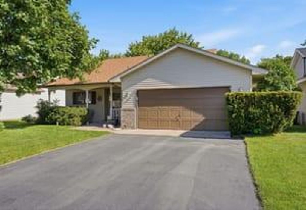 7230 38th Street N, Oakdale, MN 55128