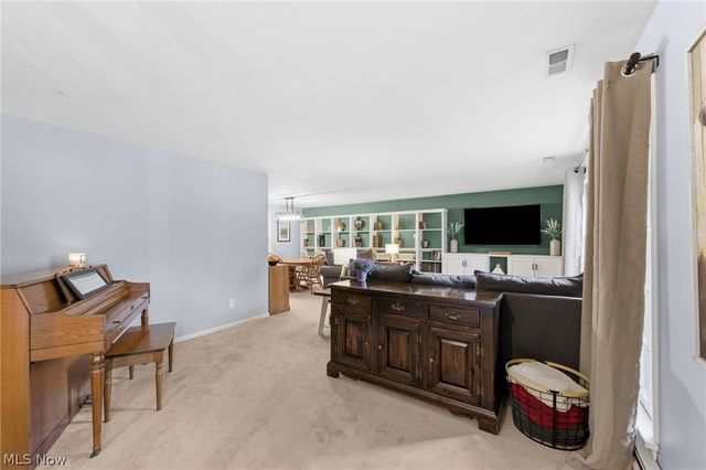 8678 Apple Hill Road, Chagrin Falls, OH 44023