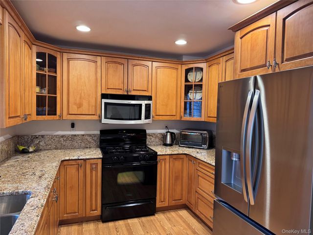 10 Evan Court, Nanuet, NY 10954