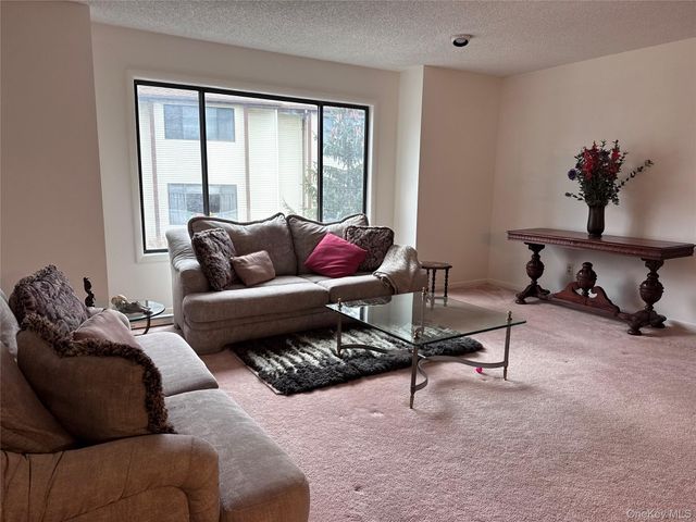 10 Evan Court, Nanuet, NY 10954