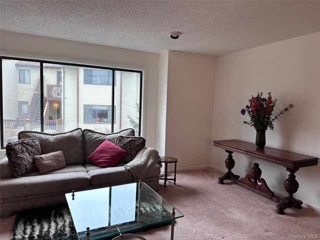 10 Evan Court, Nanuet, NY 10954