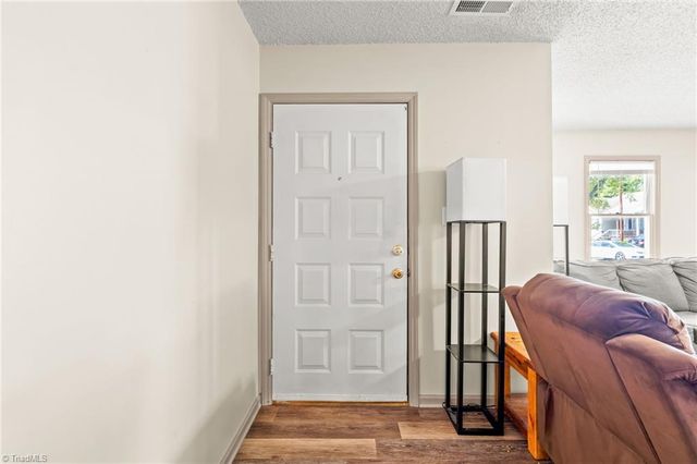 6001 Southcrest Drive, Clemmons, NC 27012