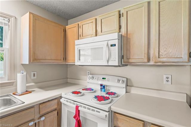 6001 Southcrest Drive, Clemmons, NC 27012