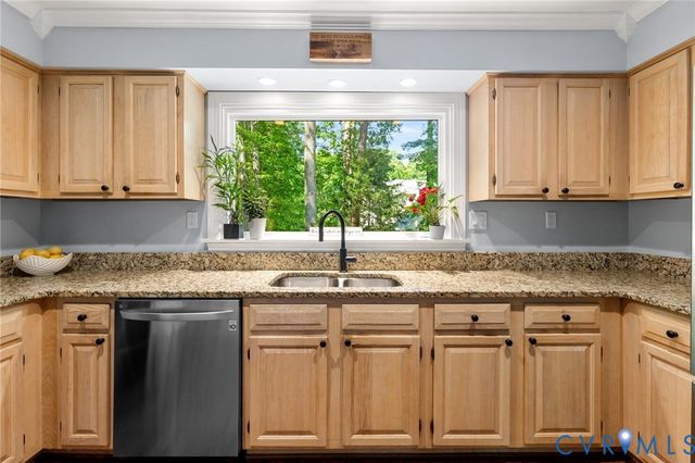 906 Ashbrook Landing Rd, Midlothian, VA 23114