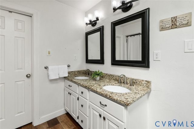 906 Ashbrook Landing Rd, Midlothian, VA 23114