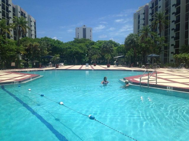 17021 N Bay Rd 904, Sunny Isles Beach, FL 33160