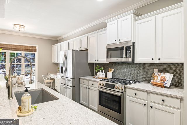 5960 Chimney Rock Drive, Hoschton, GA 30548