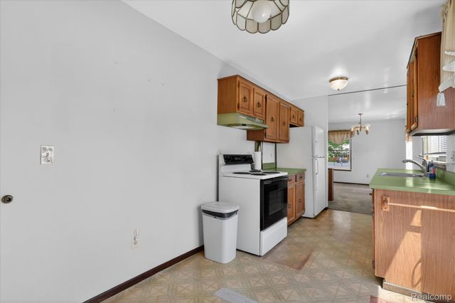 23613 N Rockledge, Novi, MI 48375