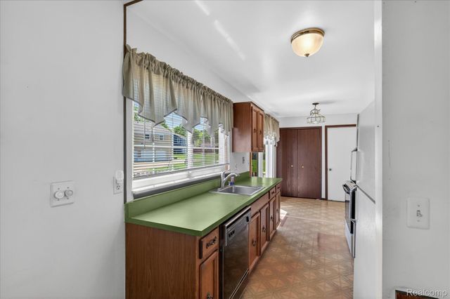 23613 N Rockledge, Novi, MI 48375