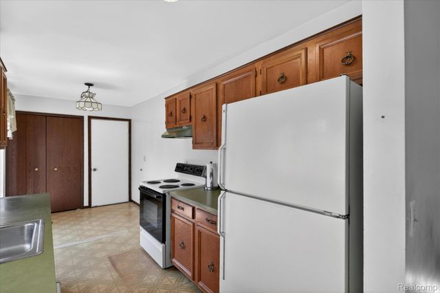 23613 N Rockledge, Novi, MI 48375