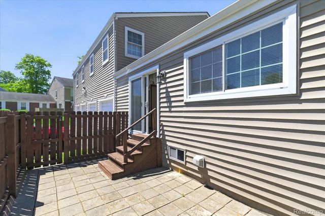 23613 N Rockledge, Novi, MI 48375