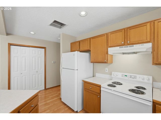 1325 CREEKSIDE Ln, Newberg, OR 97132