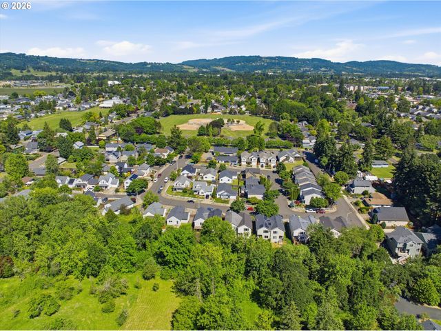 1325 CREEKSIDE Ln, Newberg, OR 97132