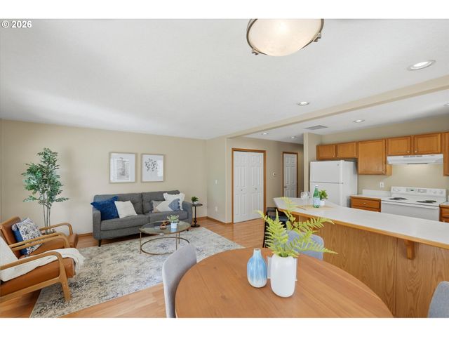 1325 CREEKSIDE Ln, Newberg, OR 97132
