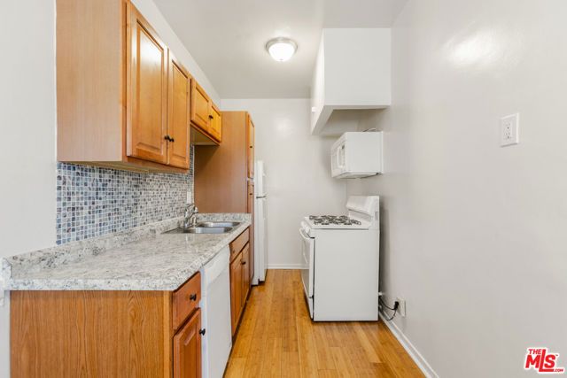 5320 W Olympic Boulevard, Los Angeles, CA 90036