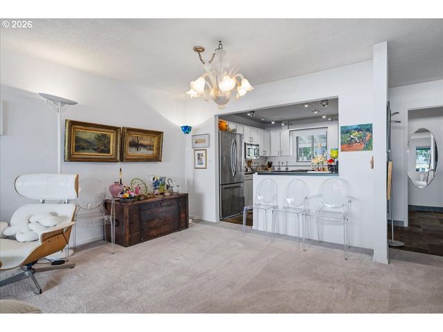 620 N TOMAHAWK ISLAND Dr, Portland, OR 97217